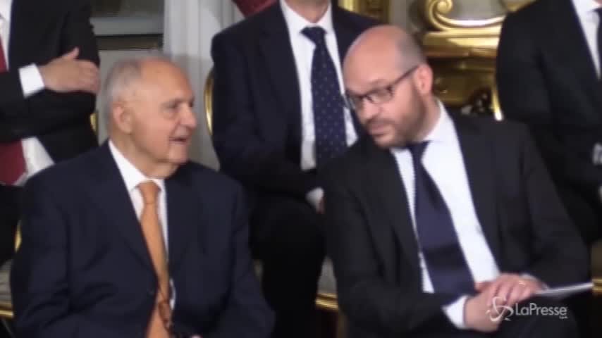 Governo, Savona giura e Mattarella gli fa l’in bocca al lupo