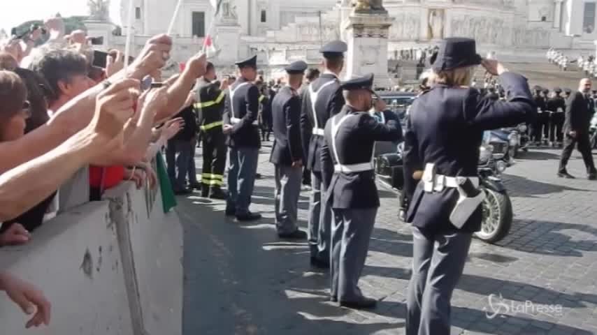 2 giugno, applausi per Mattarella