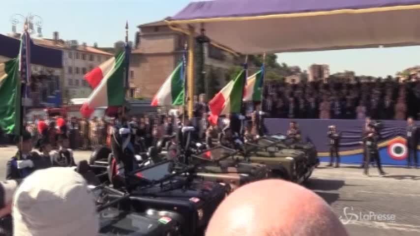 2 giugno, Salvini non applaude al passaggio della bandiera dell’Ue