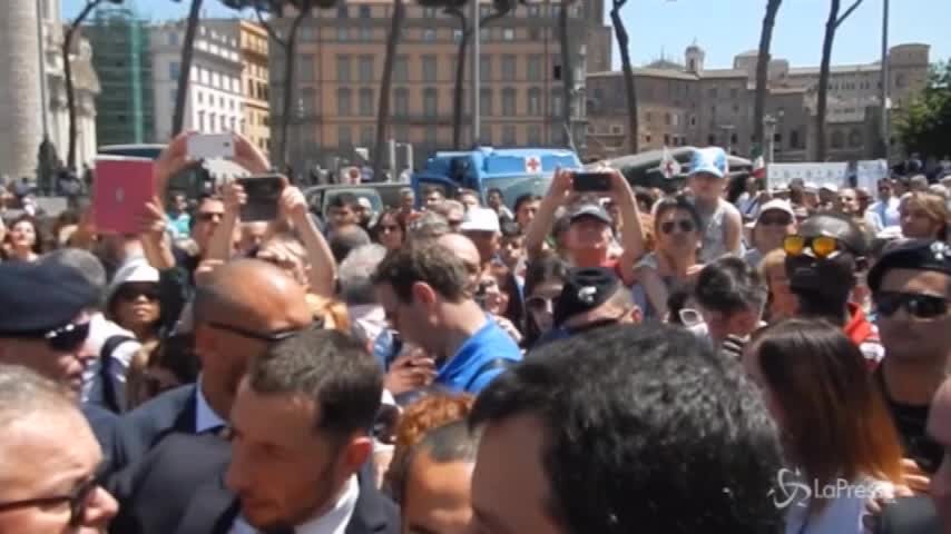 Salvini, il bagno di folla ai Fori Imperiali è un bagno di sudore
