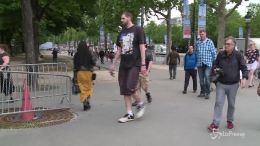 Ecco i più alti al mondo: raduno di “giganti” a Parigi
