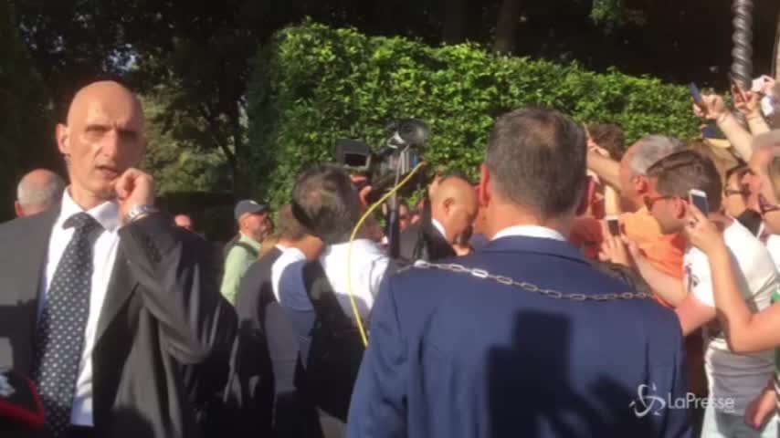 2 giugno, Mattarella acclamato ai giardini del Quirinale: “Grazie Presidente”