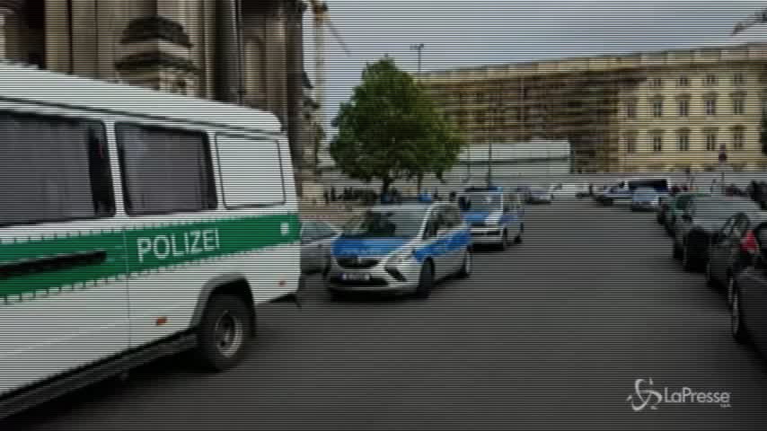 Berlino, spari nel duomo: due feriti