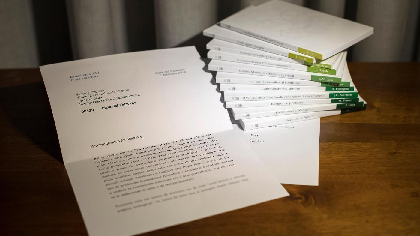 Omissioni e lettera ‘corretta’ di Ratzinger: ecco perché Viganò si è dimesso