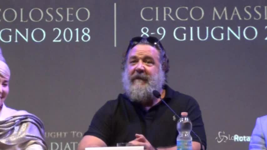 Russell Crowe e l’asta per il divorzio: “Ecco chi ha comprato l’armatura del Gladiatore”