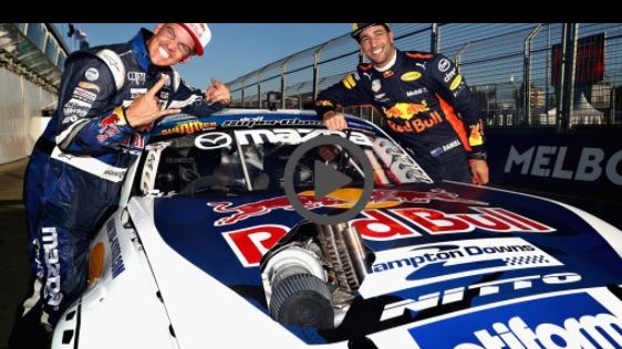 F1, Ricciardo in drifting a Melbourne: adrenalina sulle piste VIDEO