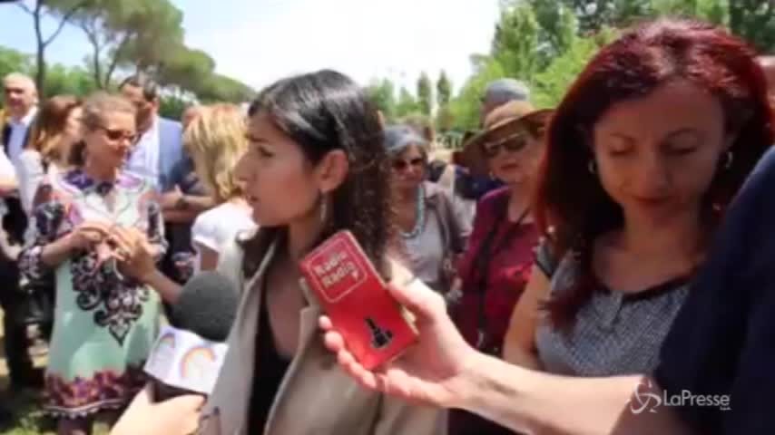 Roma, Virginia Raggi contro i vandali: “Vigliacchi e imbecilli”