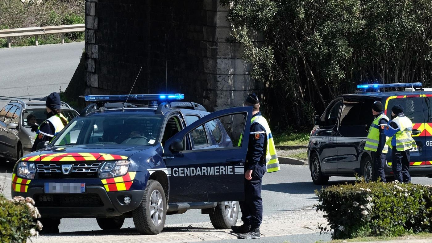 Francia, presi ostaggi in un supermercato: 4 morti. Ucciso l’assalitore: “Sono dell’Isis”