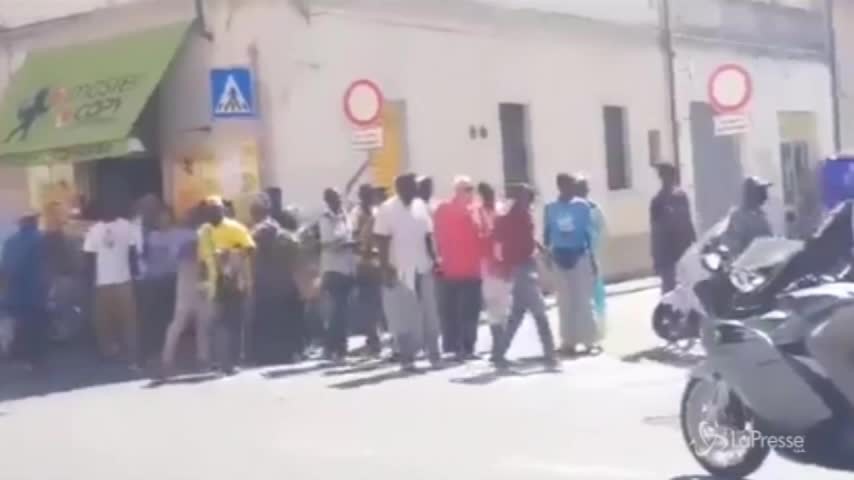 Pisa, carabiniere aggredito da venditori ambulanti