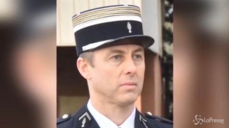 Francia, morto il gendarme-ostaggio di Trebes. Macron: “Eroe”