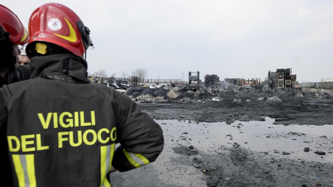 Torino, incendio in un deposito di plastica: allarme ambientale