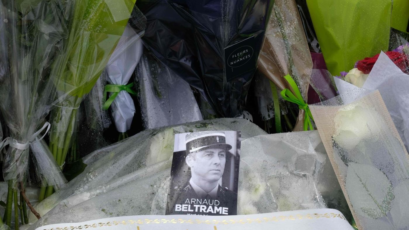 Francia, “omaggio nazionale” per l’agente eroe dell’attentato di Carcassonne