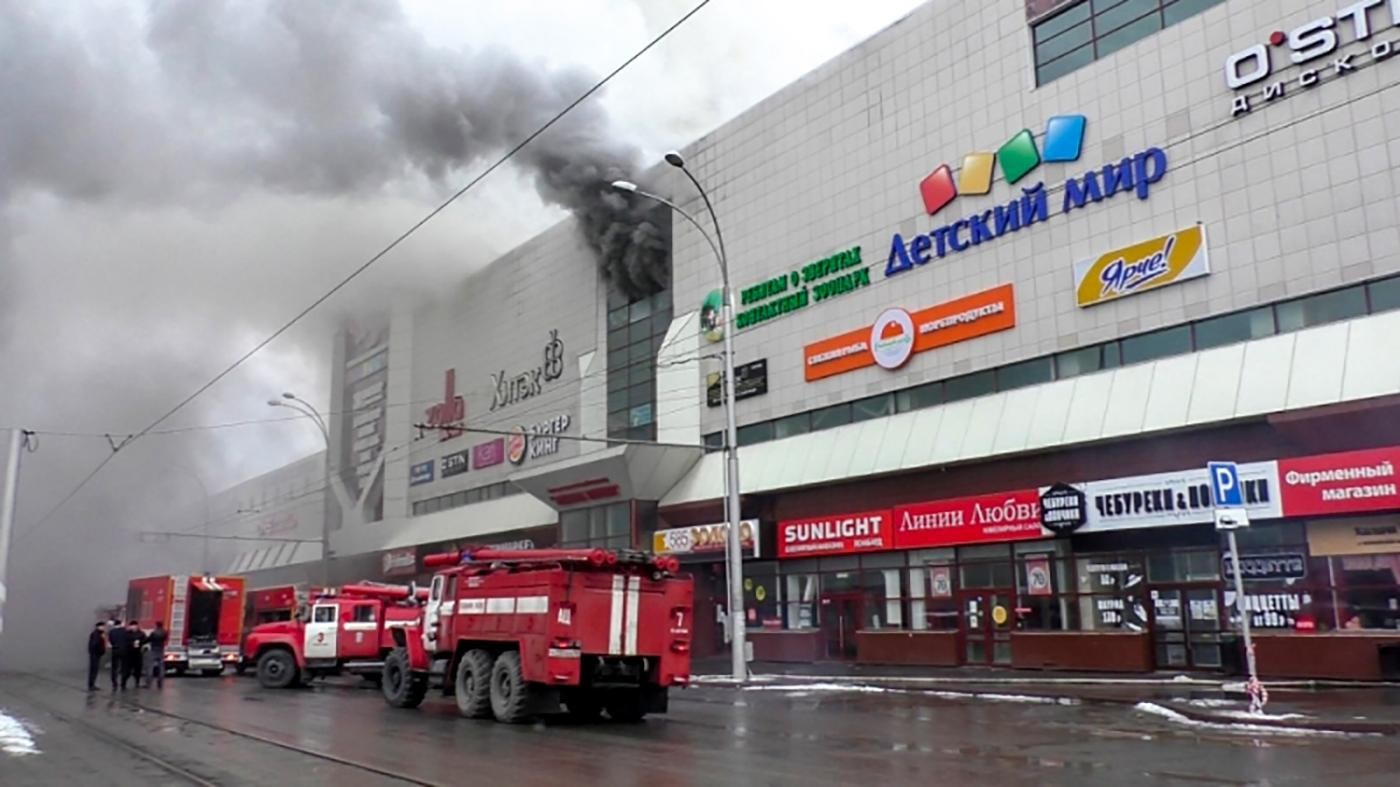 Incendio in un centro commerciale in Siberia: 64 morti