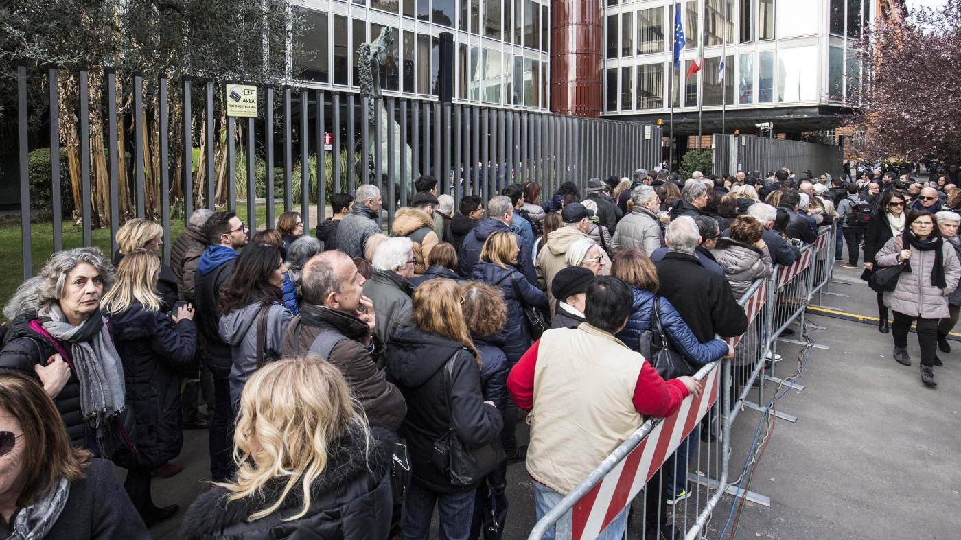 Addio a Frizzi, la camera ardente in viale Mazzini: lunga fila per l’ultimo saluto
