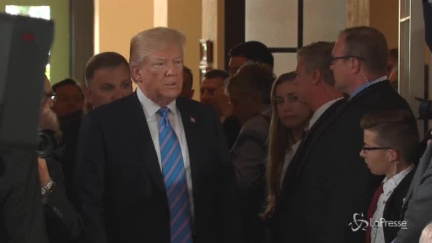 G7, Trump arriva tardi al tavolo: Conte gli fa ciao con la mano