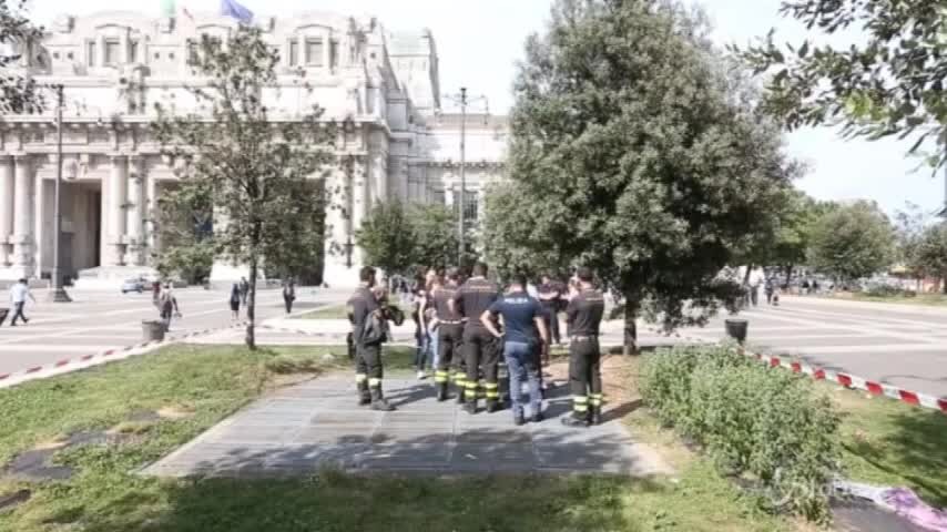 Milano, precipita in grata metro Centrale per recuperare oggetto