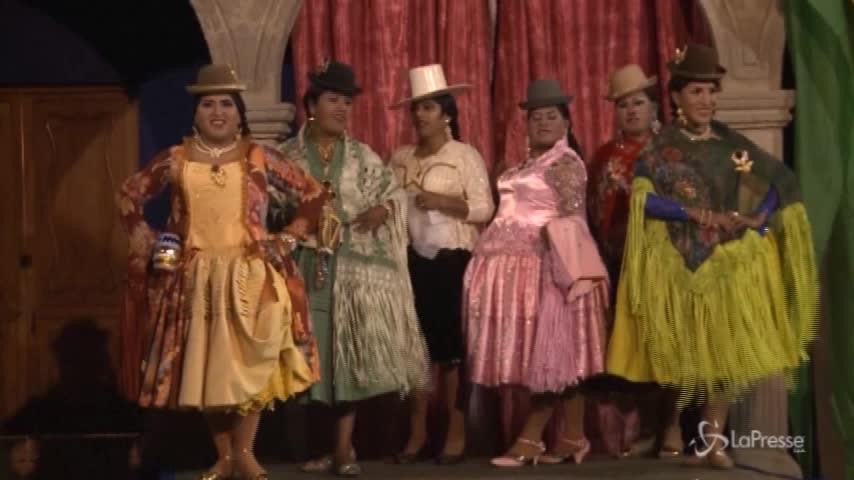 Bolivia, va in scena “Miss Cholita transformista”