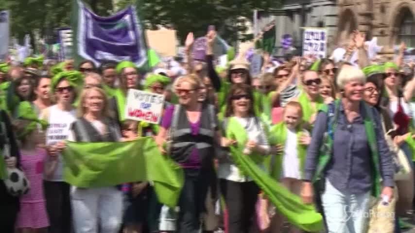 Cortei in Gran Bretagna per i 100 anni del diritto al voto