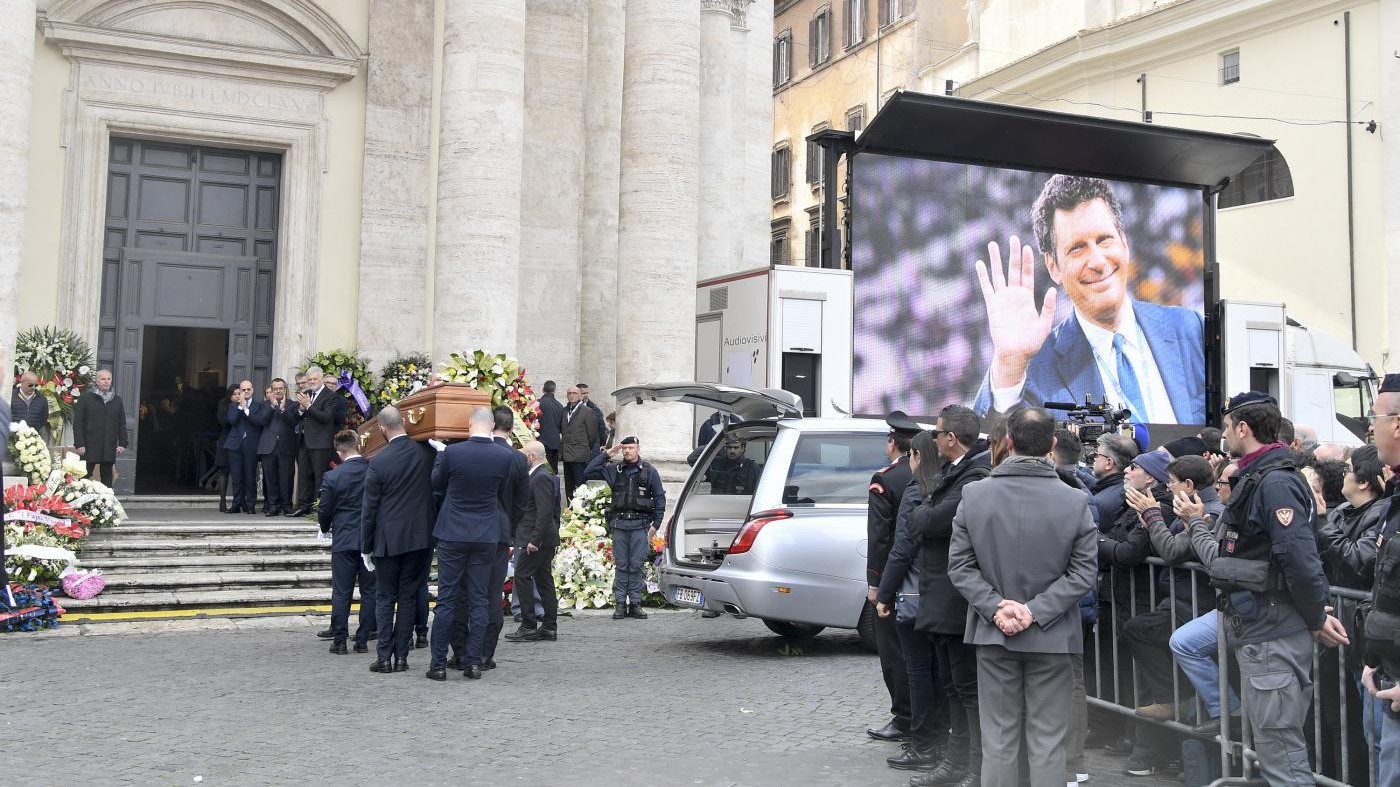 Frizzi, piazza del Popolo gremita ​per i funerali. “Addio combattente con il sorriso”