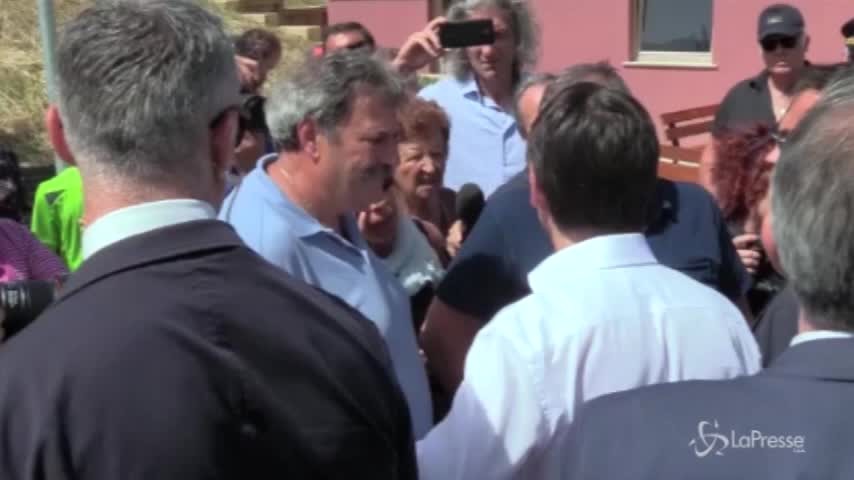 Conte incontra una anziana di Accumoli: prima è divertito, poi si commuove