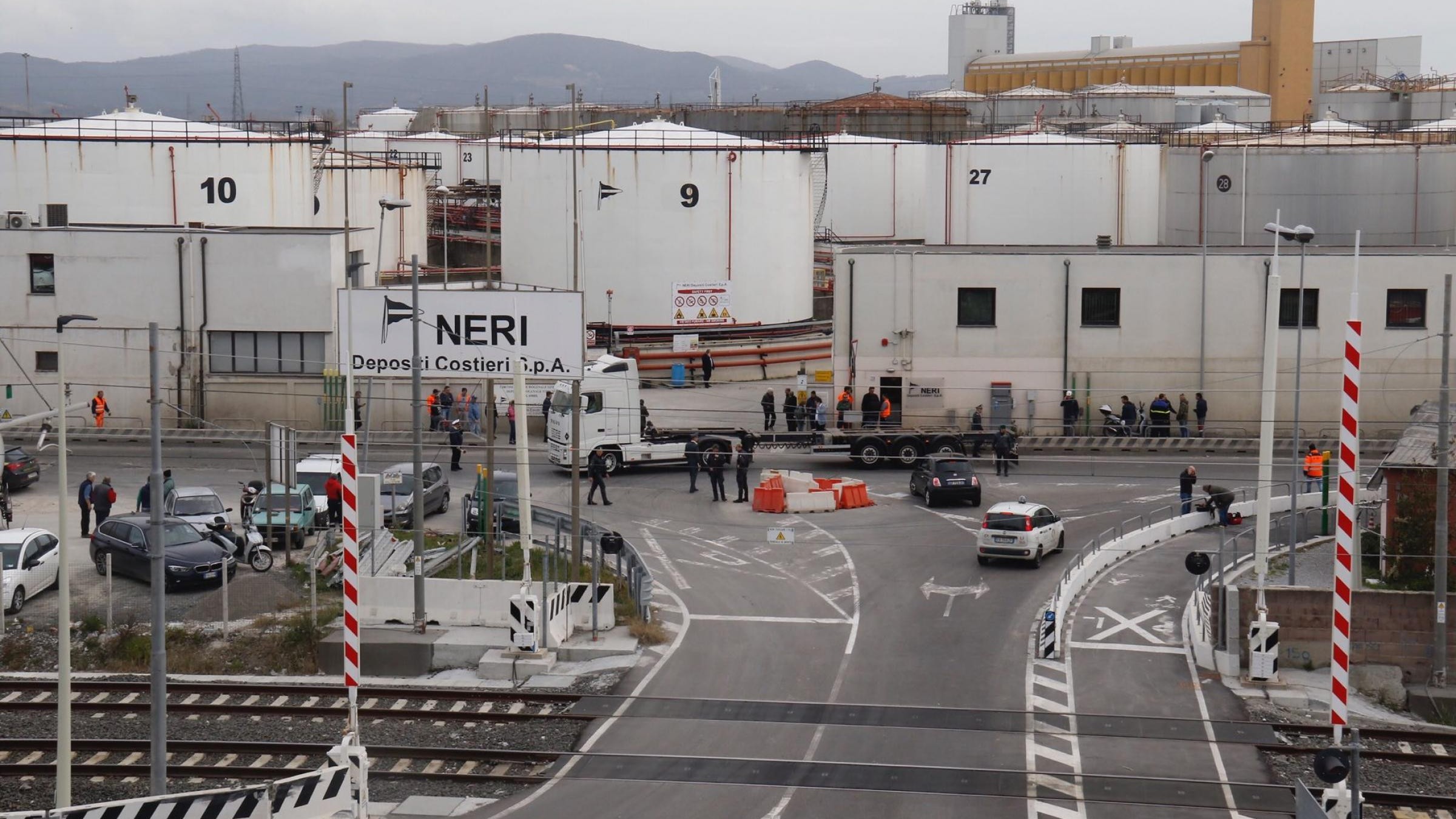Livorno, esplosione al porto industriale: due morti, evacuata la zona