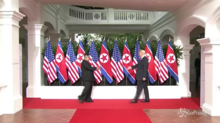 Vertice Singapore, la storica stretta di mano tra Trump e Kim Jong Un