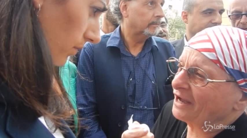 Virginia Raggi nel degrado di Tor Bella Monaca: ascolta e consola i residenti