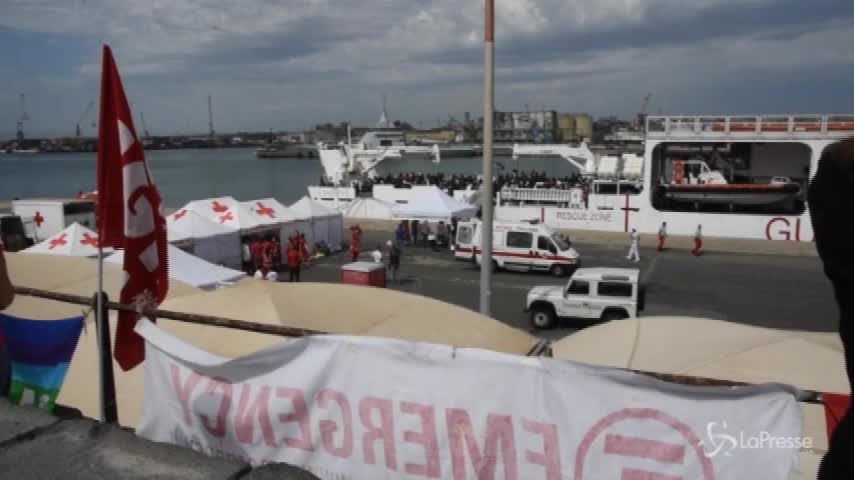 Arrivata a Catania nave Diciotti con a bordo 932 migranti