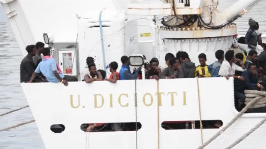Arrivati a Catania 932 migranti a bordo di nave Diciotti