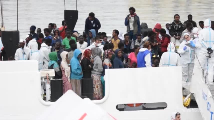 Un coro accoglie la nave Diciotti: “Rispettare il diritto del mare”