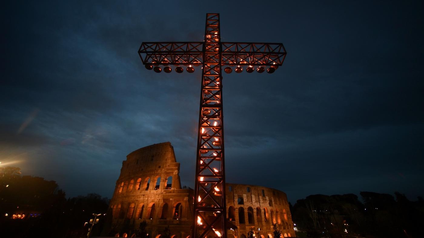 Pasqua, la Via Crucis al Colosseo: per la prima volta preghiere scritte da adolescenti