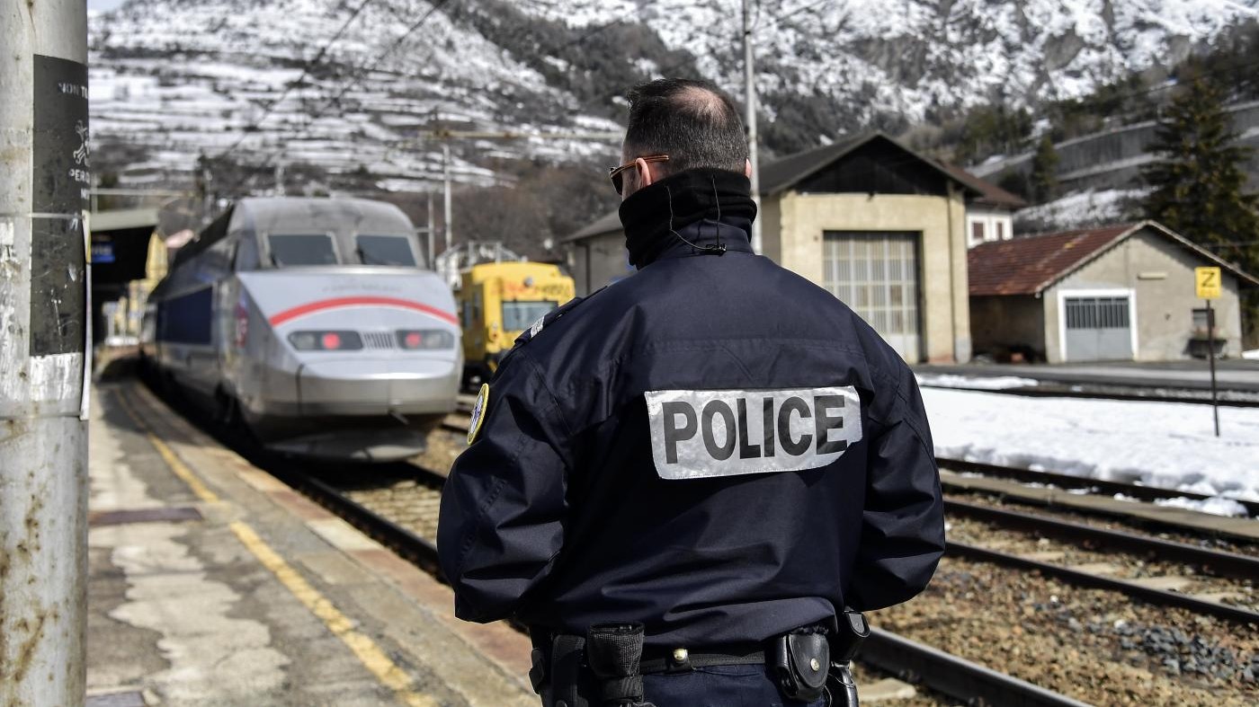 Migranti, blitz della polizia francese in un centro a Bardonecchia. Viminale valuta stop incursioni in Italia