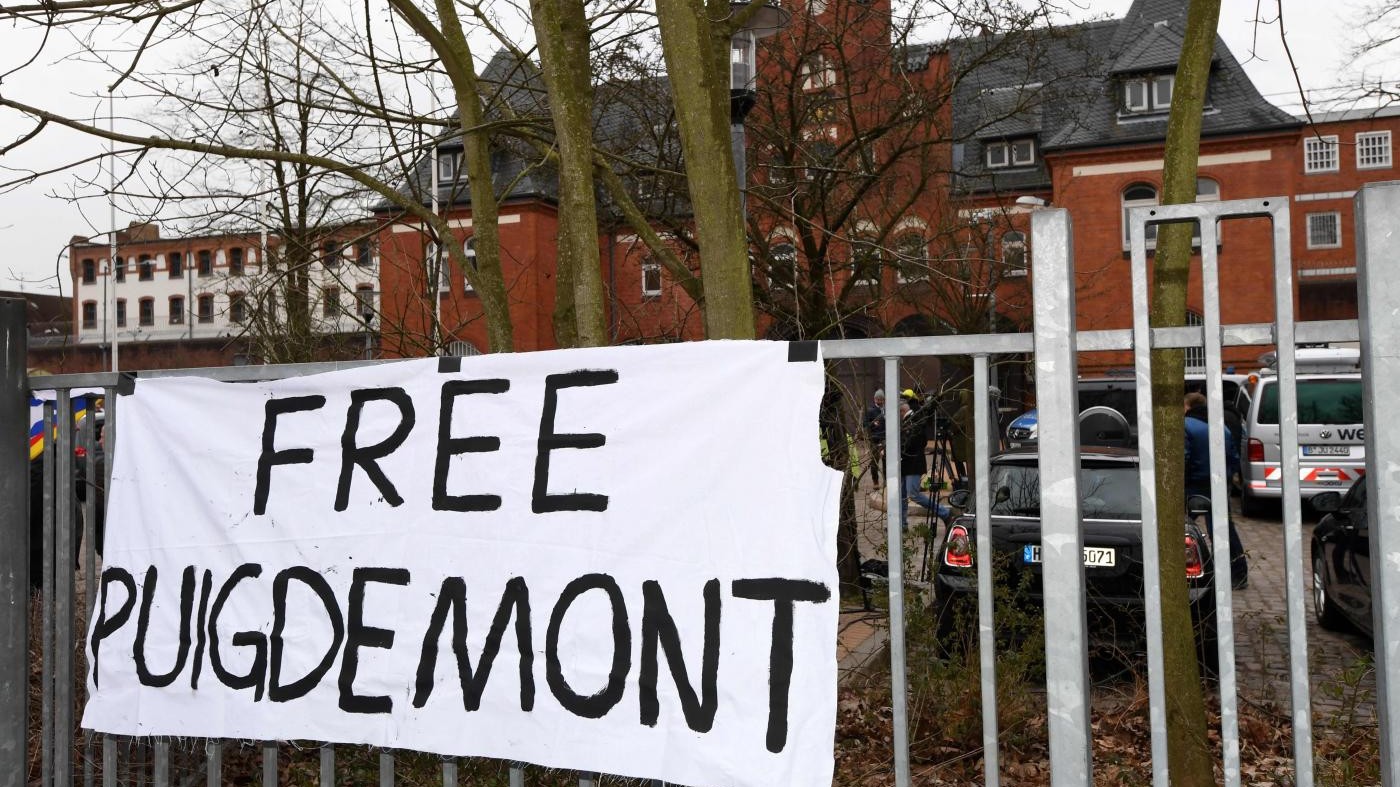 Catalogna, Puigdemont twitta dal carcere: “Non mi arrenderò”