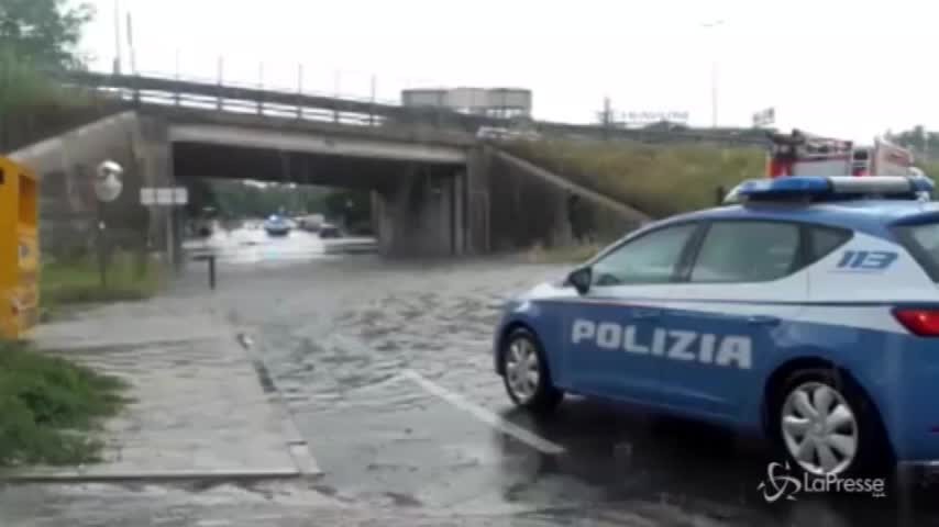 Ancona, corsa contro il tempo: salvate due donne in auto sott’acqua