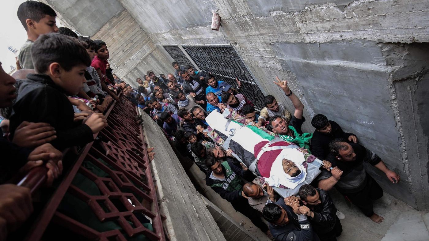 Gaza, migliaia ai funerali dopo gli scontri al confine. Netanyahu elogia soldati