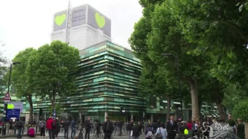 Londra ricorda i 71 morti dell’incendio alla Grenfell Tower