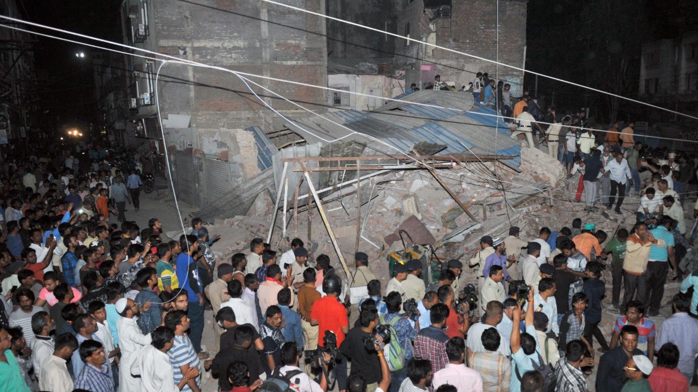 India, crolla edificio di quattro piani: almeno 10 morti
