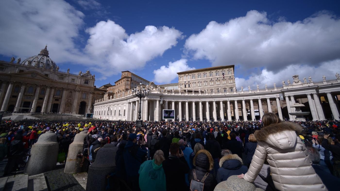 In 80mila alla messa di Pasqua in una piazza San Pietro blindata tra doppi varchi e metal detector