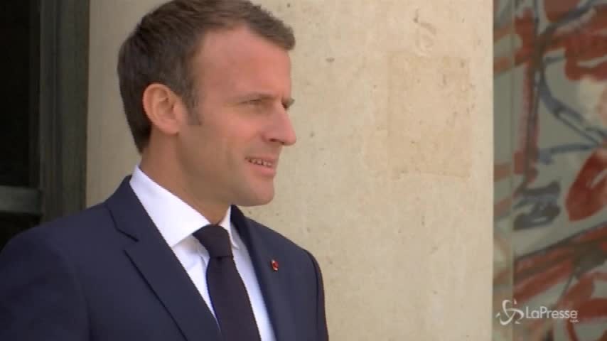 La stretta di mano tra Macron e Conte