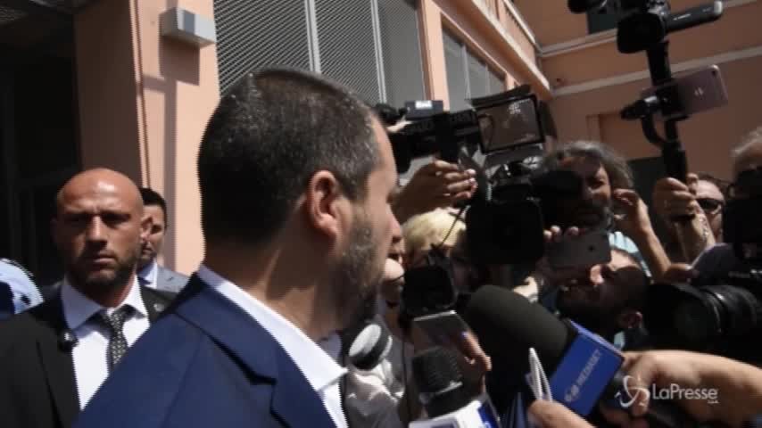 Genova, Salvini fa visita ad agente ferito: “Non c’è stato eccesso di legittima difesa”