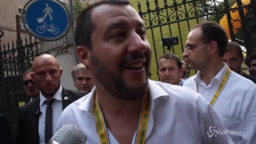 Salvini: “Pronti a bloccare barconi con cibo avvelenato”