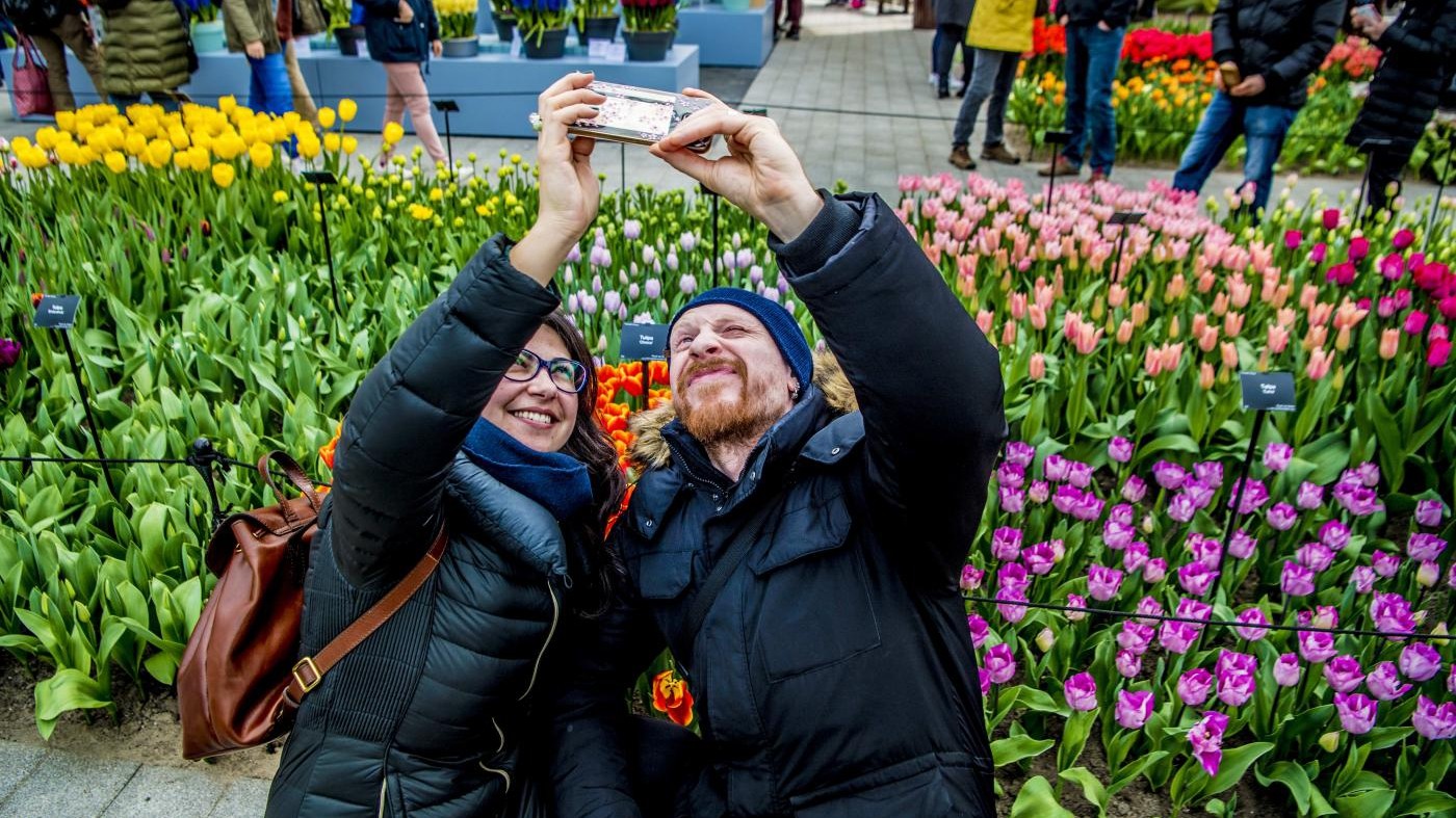 Los Angeles, apre il museo dei selfie: l’autoscatto è un’opera d’arte