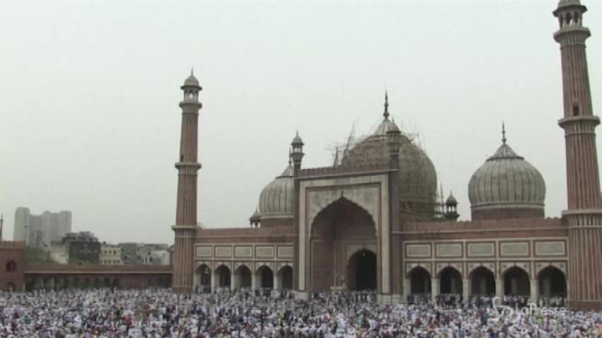 Fine Ramadan, la festa nella moschea di Jama in India