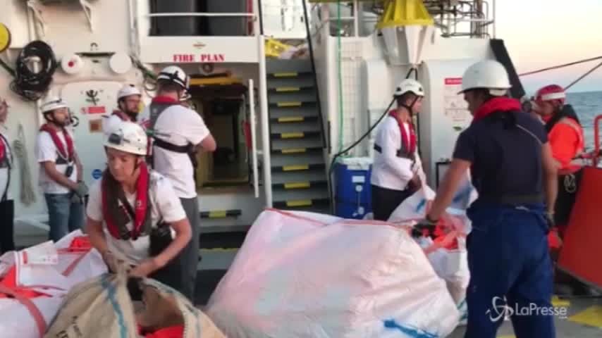 Aquarius, l’arrivo dei rifornimenti della Guardia Costiera