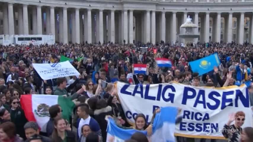Papa: “La vera famiglia fatta da uomo e donna”
