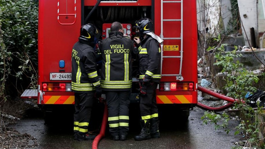 Pompiere incendia l’auto dell’ex: arrestato a Como