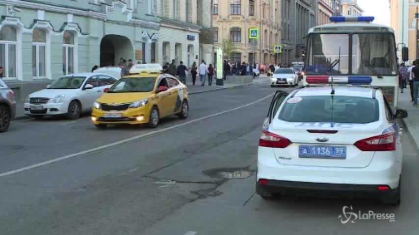 Taxi sulla folla a Mosca, sette feriti