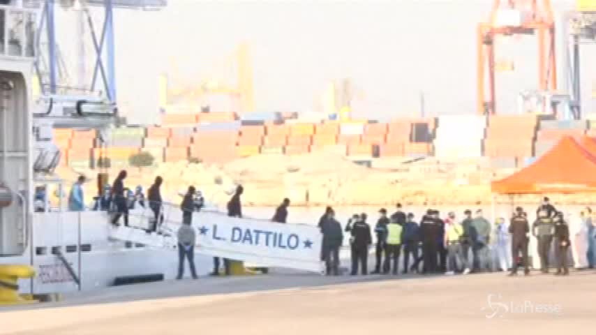 Aquarius, i primi migranti sbarcano a Valencia