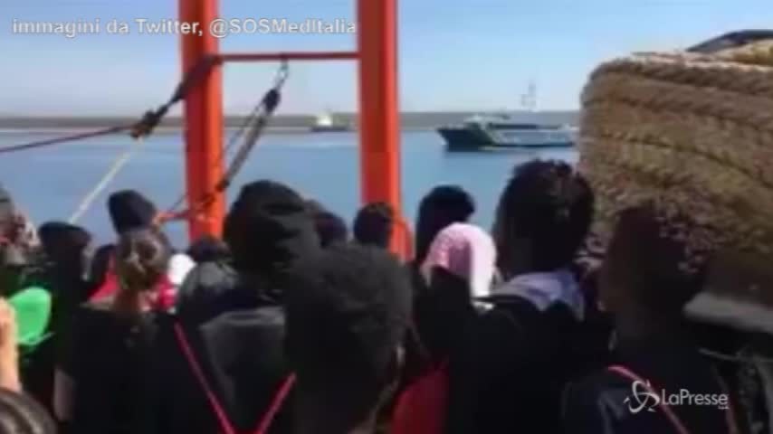 Aquarius, l’odissea è finita: canti e balli dei migranti sulla nave prima di arrivare a Valencia