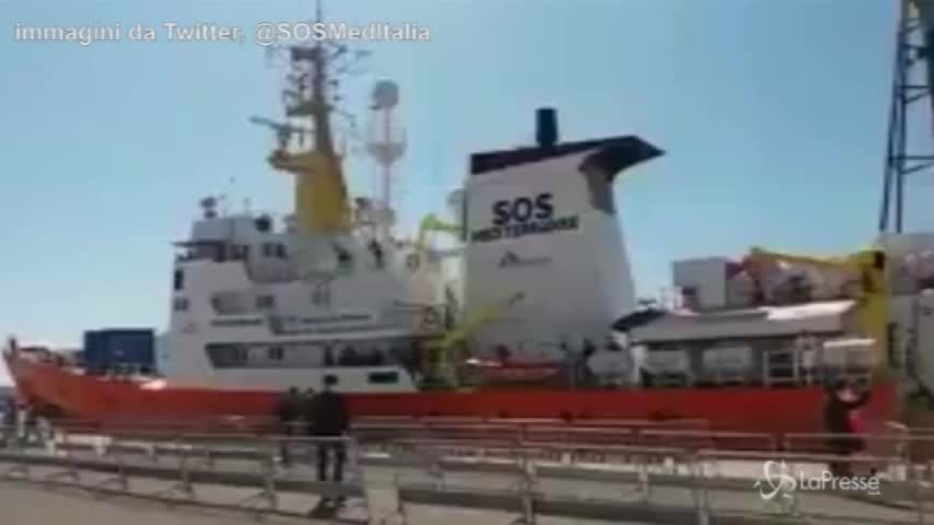 Valencia, l’applauso dei soccorritori agli eroi di Aquarius